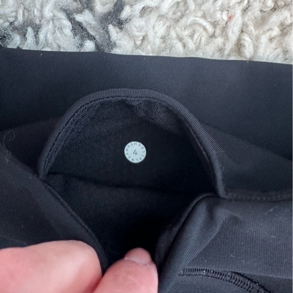 Lululemon black capri leggings with pockets size 4 - Picture 6 of 7
